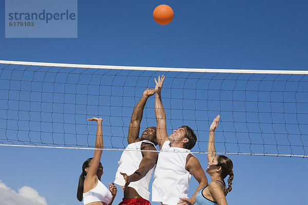 Freundschaft  Volleyball  multikulturell  spielen