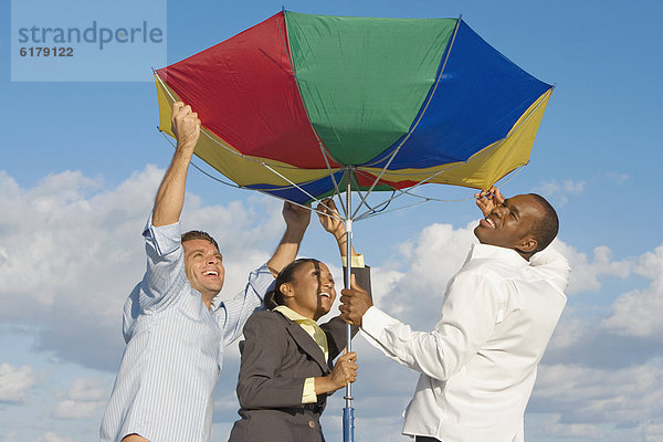 aufmachen  Wirtschaftsperson  Strand  Regenschirm  Schirm  multikulturell  Sonnenschirm  Schirm