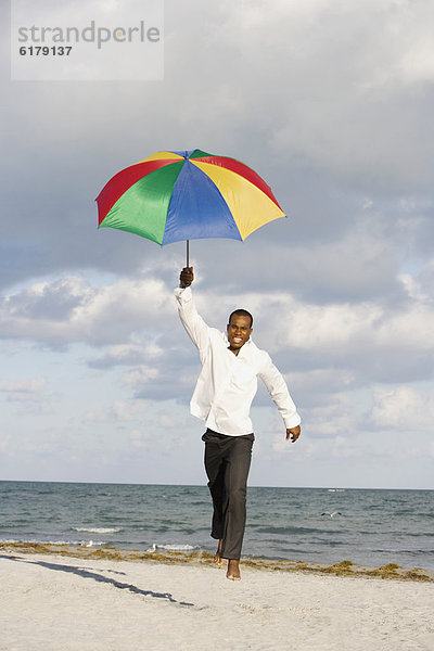 Mann  Strand  Regenschirm  Schirm  rennen  Sonnenschirm  Schirm
