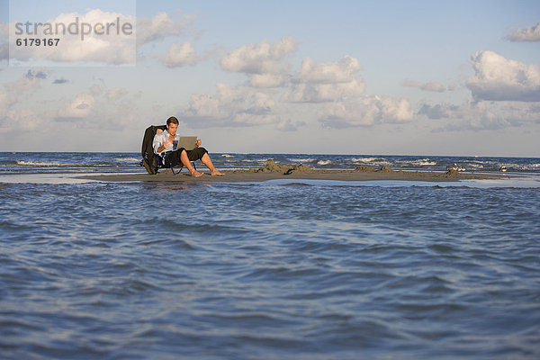 Geschäftsmann  Hispanier  Sandbank