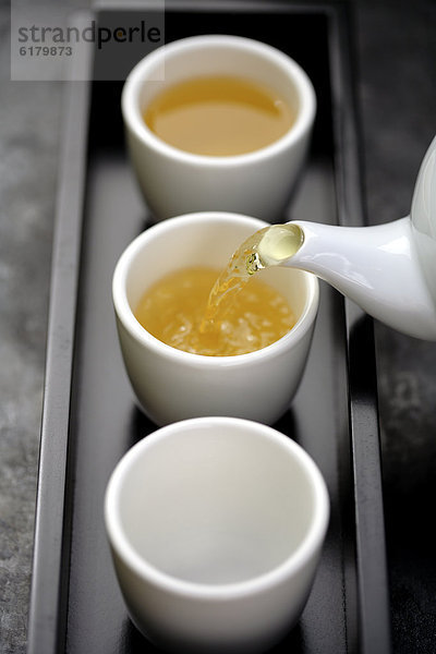 Teekanne  Tasse  eingießen  einschenken  grün  Tee