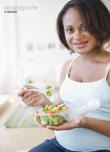 Frau  Salat  schwarz  Schwangerschaft  essen  essend  isst