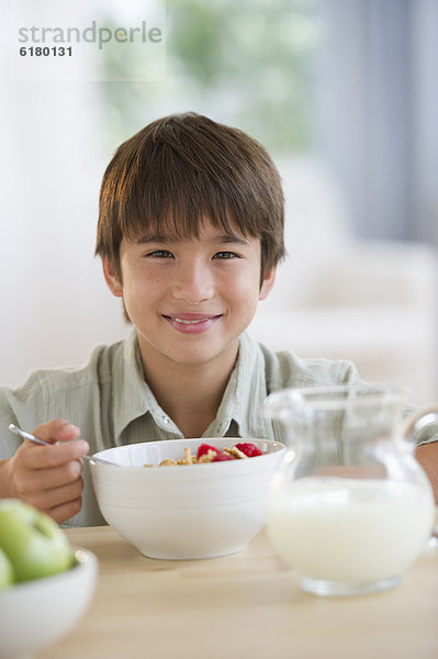 Getreide  lächeln  Junge - Person  mischen  essen  essend  isst  Tisch  Mixed