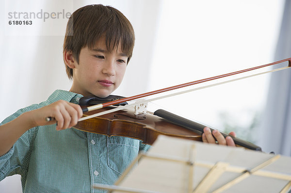 Junge - Person  mischen  Mixed  spielen  Geige