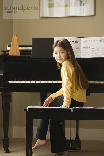 sitzend  Klavier  Mädchen