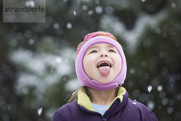 Zunge herausstrecken  Mädchen  Schnee