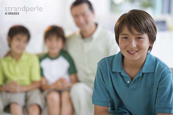 lächeln  Junge - Person  Bruder  Menschlicher Vater  Zimmer  Hintergrund  Wohnzimmer