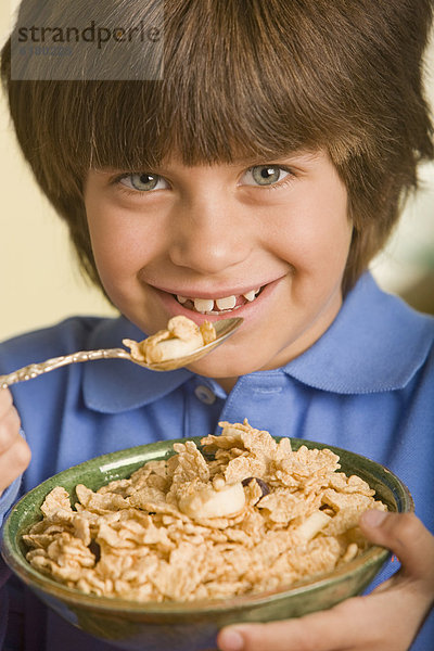 Getreide  Junge - Person  Hispanier  essen  essend  isst