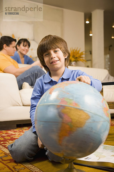 Junge - Person  Hispanier  halten  Globus