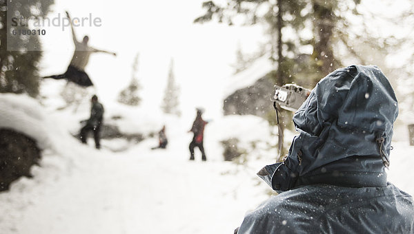 Menschliche Eltern  fotografieren  Fotoapparat  Kamera  spielen  Schnee