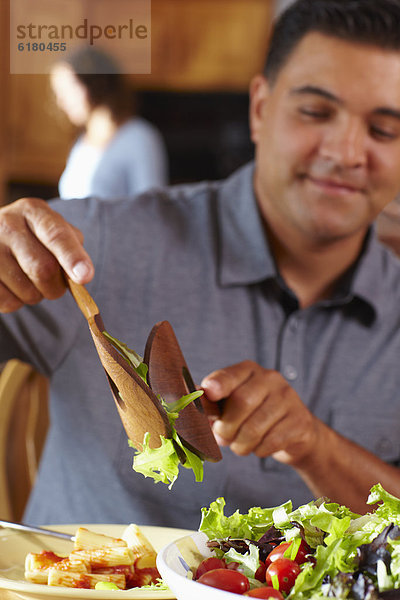 Mann geben Salat mischen Mixed