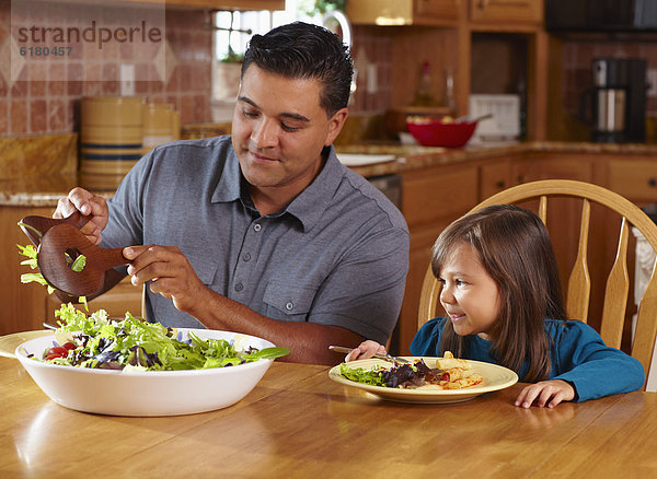 Abendessen geben Menschlicher Vater Salat Tochter Tisch
