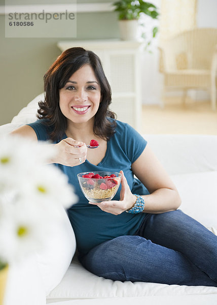 Getreide  Frau  Couch  lächeln  Hispanier  essen  essend  isst