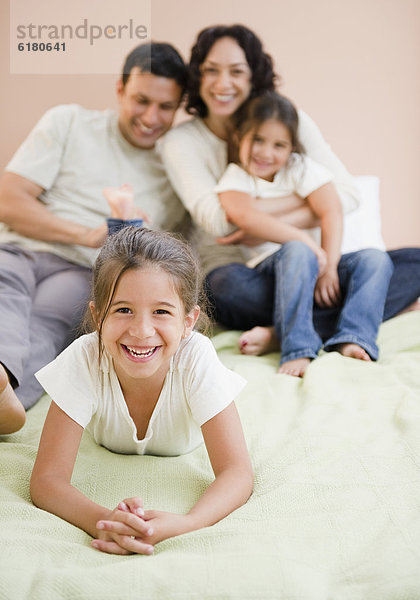 liegend  liegen  liegt  liegendes  liegender  liegende  daliegen  Zusammenhalt  Fröhlichkeit  Bett