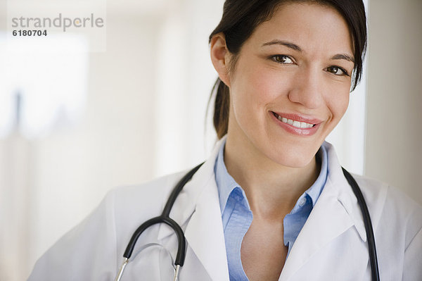 Laborant  lächeln  Arzt  Stethoskop  Mantel  mischen  Mixed