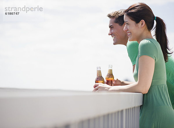 lächeln  Balkon  trinken  Bier