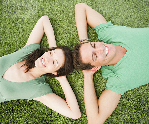 liegend  liegen  liegt  liegendes  liegender  liegende  daliegen  Zusammenhalt  lächeln  Gras