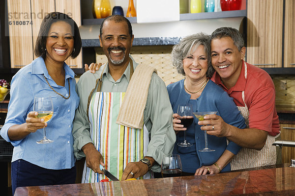 Freundschaft  Lebensmittel  Vorbereitung  Wein  trinken  multikulturell