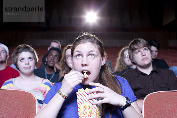 Europäer  Frau  Film  Theatergebäude  Theater  essen  essend  isst  Popcorn