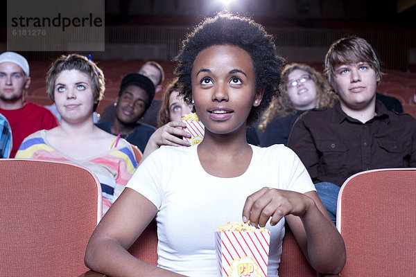 Frau  Film  Theatergebäude  Theater  essen  essend  isst  Popcorn