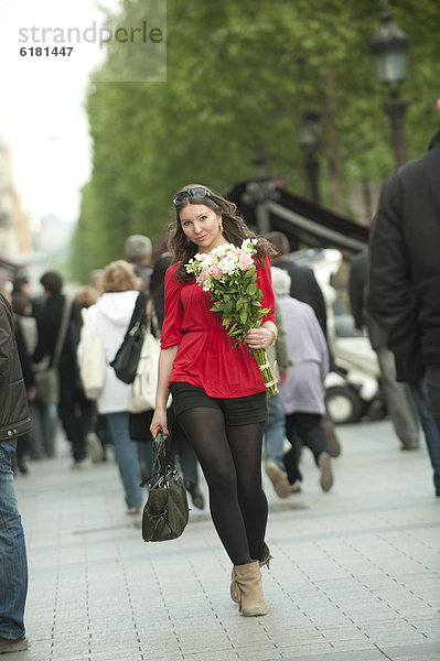 Blumenstrauß  Strauß  Europäer  Frau  lächeln  gehen