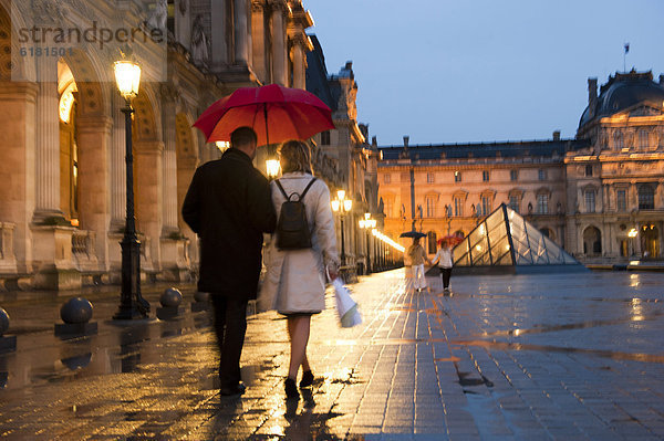 Europäer  gehen  Nacht  Regen  Louvre