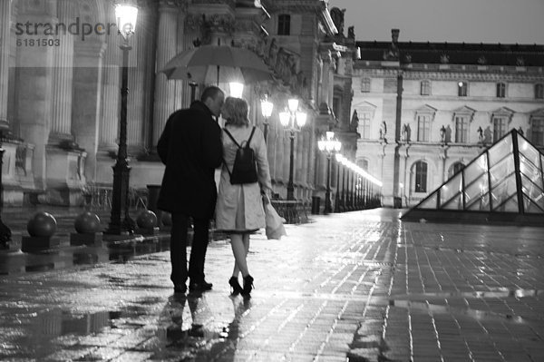 Europäer  Nacht  küssen  Regen  Louvre