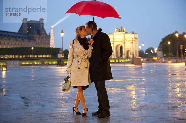 nahe  Europäer  Nacht  küssen  Regen  Louvre