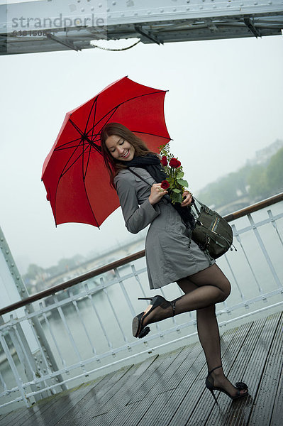 Pumps  hoch  oben  Europäer  Frau  Regenschirm  Schirm  Schuh  rot