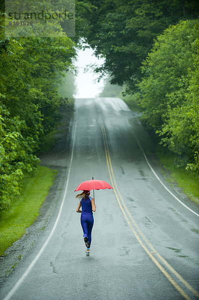 Europäer  Frau  Regenschirm  Schirm  rennen  Fernverkehrsstraße