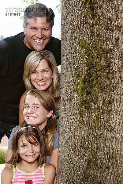 nahe  Europäer  lächeln  Baum  Baumstamm  Stamm