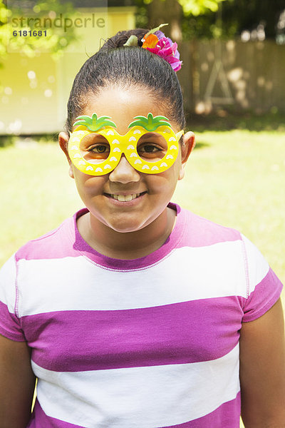 lächeln  Hispanier  Kleidung  Sonnenbrille  Ananas  Mädchen