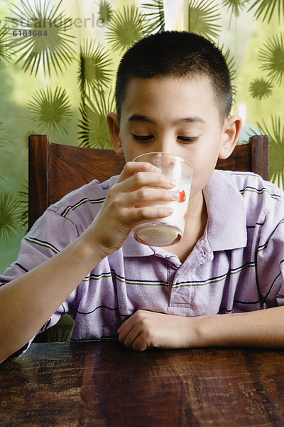 Junge - Person  trinken  Milch
