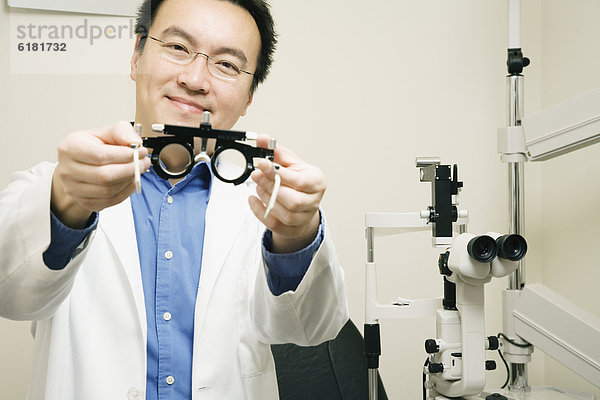 Augenarzt  halten  Gerät
