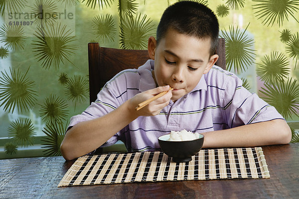 Junge - Person  Reis  Reiskorn  Schüssel  Schüsseln  Schale  Schalen  Schälchen  essen  essend  isst