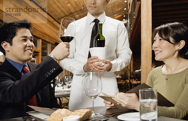 Mann  Wein  Prüfung  Restaurant