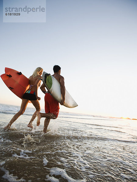 tragen  Strand  rennen  Surfboard