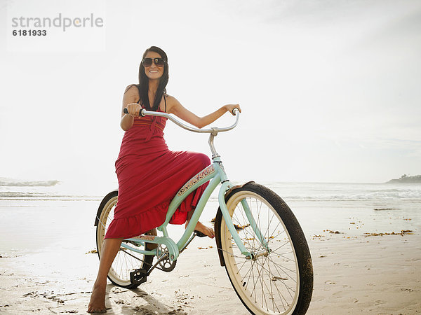 Frau  Strand  fahren  Hispanier  Retro  Fahrrad  Rad