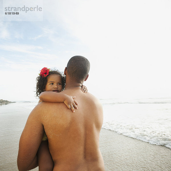 tragen  Strand  Menschlicher Vater  schwarz  Tochter