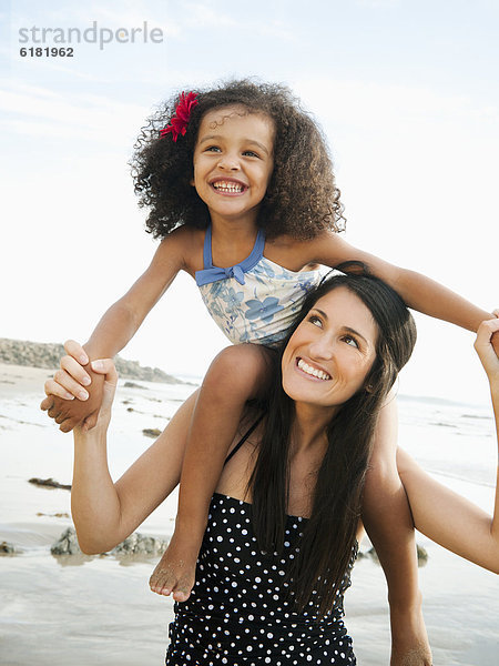 tragen  Strand  Hispanier  Menschliche Schulter  Schultern  Tochter  Mutter - Mensch