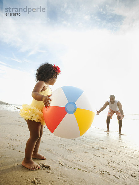 werfen  Strand  Menschlicher Vater  schwarz  Tochter  Ball Spielzeug