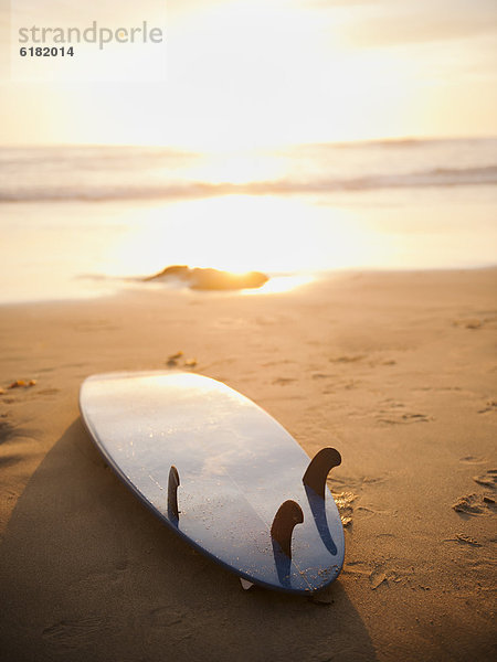 liegend  liegen  liegt  liegendes  liegender  liegende  daliegen  Strand  Sonnenuntergang  Surfboard