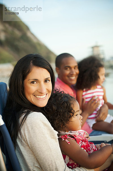 Familie zusammensitzen am Strand