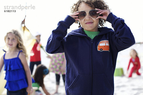 Kinder spielen am Strand