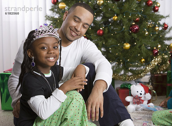 Menschlicher Vater  Baum  frontal  Weihnachten  Tochter