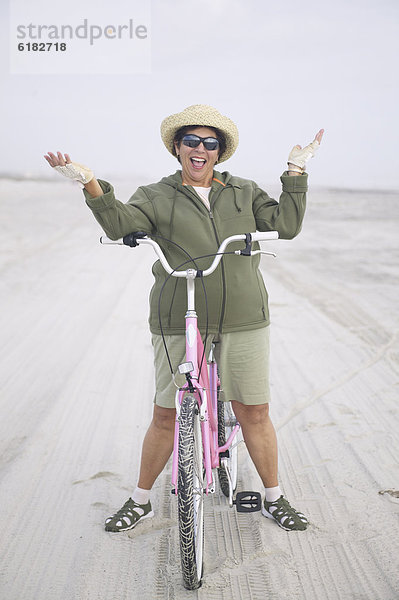 Senior Senioren Frau Strand Fahrrad Rad