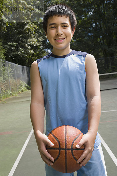 Junge - Person  halten  Basketball