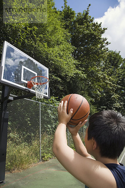 Junge - Person  Basketball  spielen