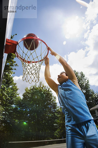 Junge - Person  Basketball  spielen