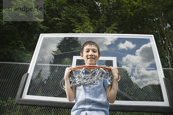 Junge - Person  hängen  Basketball  einlochen